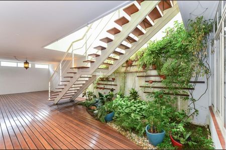 Casa à venda com 325m², 4 quartos e sem vaga