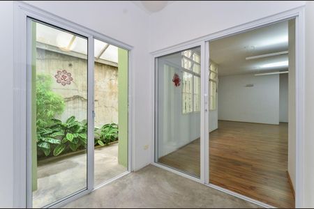 Casa à venda com 325m², 4 quartos e sem vaga