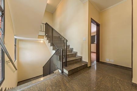 Casa para alugar com 300m², 3 quartos e 5 vagasEscada