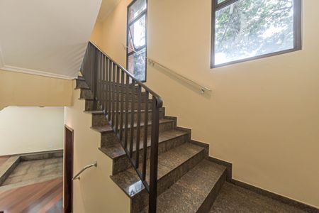 Casa para alugar com 300m², 3 quartos e 5 vagasEscada