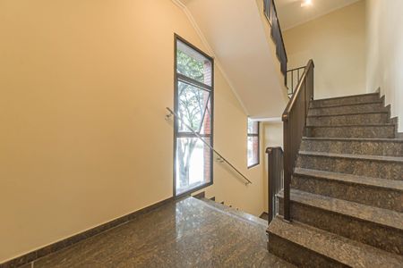 Casa para alugar com 300m², 3 quartos e 5 vagasEscada