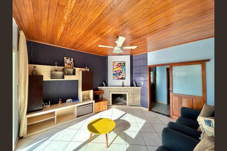 Casa à venda com 170m², 3 quartos e 2 vagas Casa à venda com 170m², 3 quartos e 2 vagasSala