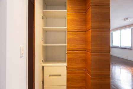 Apartamento à venda com 158m², 2 quartos e 2 vagasCorredor - destaque marcenaria