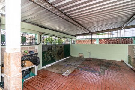 Casa à venda com 400m², 6 quartos e 2 vagasCasa frente - Varanda e garagem