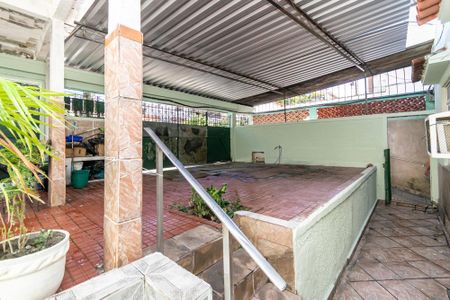 Casa à venda com 400m², 6 quartos e 2 vagasCasa frente - Varanda e garagem