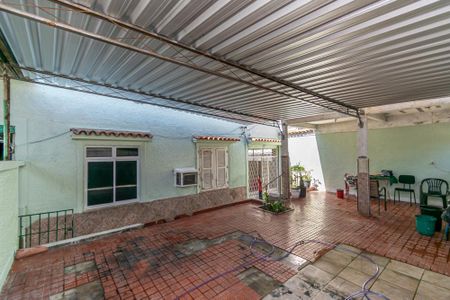 Casa à venda com 400m², 6 quartos e 2 vagasCasa frente - Varanda e garagem