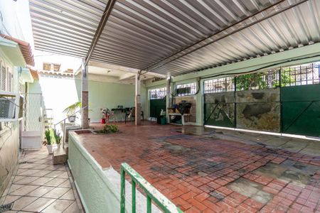 Casa à venda com 400m², 6 quartos e 2 vagasCasa frente - Varanda e garagem