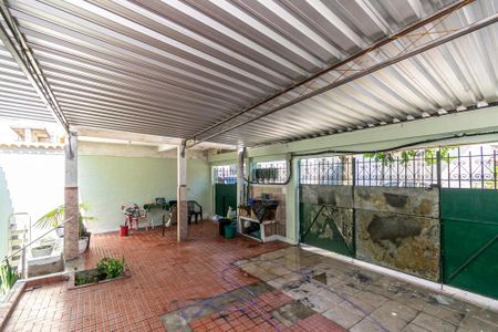 Casa à venda com 400m², 6 quartos e 2 vagasCasa frente - Varanda e garagem