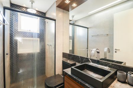 Apartamento à venda com 246m², 3 quartos e 2 vagas Apartamento à venda com 246m², 3 quartos e 2 vagasBanheiro da Suíte