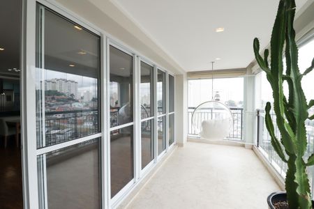 Apartamento à venda com 246m², 3 quartos e 2 vagas Apartamento à venda com 246m², 3 quartos e 2 vagasVaranda da Sala