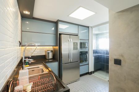 Apartamento à venda com 246m², 3 quartos e 2 vagas Apartamento à venda com 246m², 3 quartos e 2 vagasCozinha e Área de Serviço