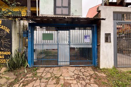 Casa à venda com 100m², 2 quartos e 2 vagas Casa à venda com 100m², 2 quartos e 2 vagasFachada