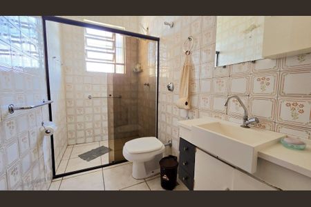 Casa à venda com 220m², 5 quartos e 4 vagasBanheiro Social 01