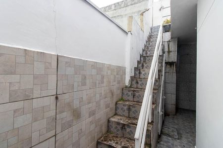 Casa à venda com 110m², 2 quartos e 2 vagas Casa à venda com 110m², 2 quartos e 2 vagasEscada