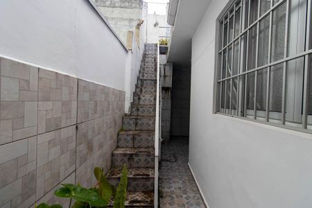 Casa à venda com 110m², 2 quartos e 2 vagas Casa à venda com 110m², 2 quartos e 2 vagasEscada