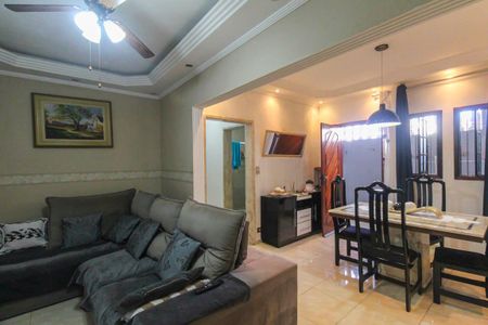 Casa à venda com 240m², 2 quartos e 3 vagas Casa à venda com 240m², 2 quartos e 3 vagasSala