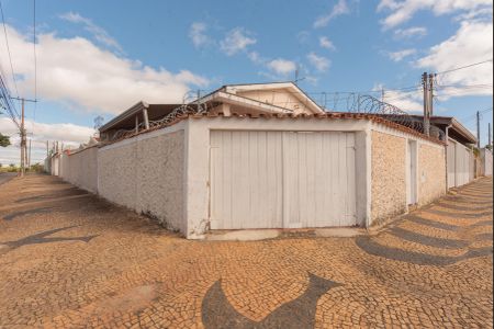 Casa à venda com 279m², 2 quartos e 3 vagasFachada 