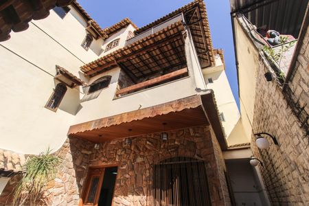 Casa para alugar com 140m², 2 quartos e 2 vagasFachada