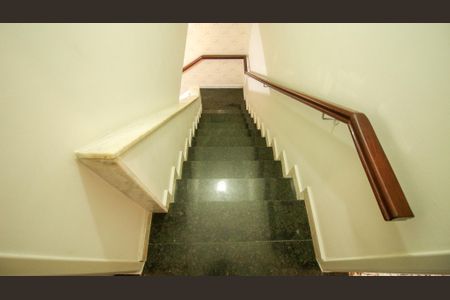 Casa à venda com 128m², 3 quartos e 8 vagasEscada