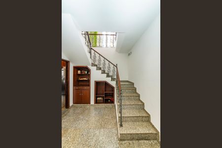 Casa à venda com 350m², 4 quartos e 2 vagasEscada