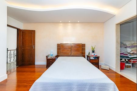 Casa à venda com 350m², 4 quartos e 2 vagasSuíte 3