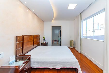 Casa à venda com 350m², 4 quartos e 2 vagasSuíte 3