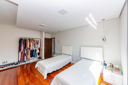 Casa à venda com 350m², 4 quartos e 2 vagasSuíte 2