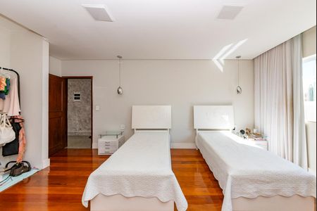 Casa à venda com 350m², 4 quartos e 2 vagasSuíte 2