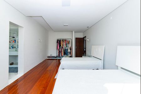 Casa à venda com 350m², 4 quartos e 2 vagasSuíte 2