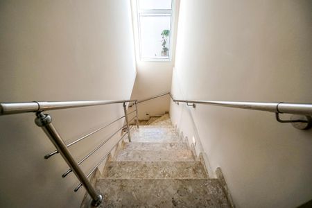 Casa para alugar com 400m², 3 quartos e 3 vagasEscada