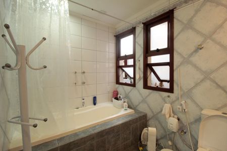 Casa à venda com 227m², 4 quartos e 2 vagas Casa à venda com 227m², 4 quartos e 2 vagasBanheiro