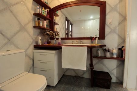 Casa à venda com 227m², 4 quartos e 2 vagas Casa à venda com 227m², 4 quartos e 2 vagasBanheiro