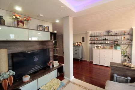 Casa à venda com 227m², 4 quartos e 2 vagas Casa à venda com 227m², 4 quartos e 2 vagasSala