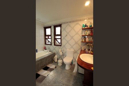 Casa à venda com 227m², 4 quartos e 2 vagas Casa à venda com 227m², 4 quartos e 2 vagasBanheiro