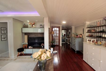 Casa à venda com 227m², 4 quartos e 2 vagas Casa à venda com 227m², 4 quartos e 2 vagasSala