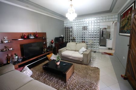 Casa à venda com 160m², 3 quartos e 8 vagasSala