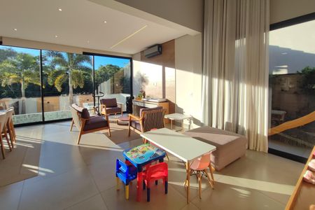 Casa de condomínio à venda com 340m², 4 quartos e 4 vagas Casa de condomínio à venda com 340m², 4 quartos e 4 vagasSala de Jantar