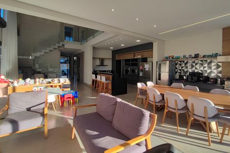 Casa de condomínio à venda com 340m², 4 quartos e 4 vagas Casa de condomínio à venda com 340m², 4 quartos e 4 vagasSala de Jantar