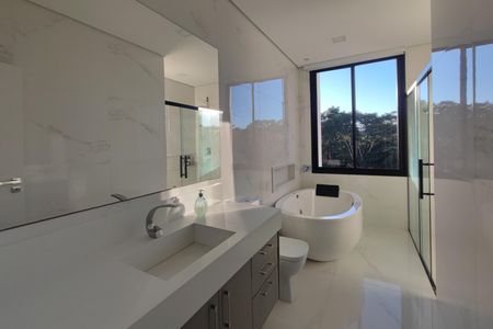 Casa de condomínio à venda com 340m², 4 quartos e 4 vagas Casa de condomínio à venda com 340m², 4 quartos e 4 vagasBanheiro Suíte 4
