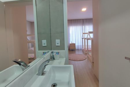 Casa de condomínio à venda com 340m², 4 quartos e 4 vagas Casa de condomínio à venda com 340m², 4 quartos e 4 vagasBanheiro Suíte 2