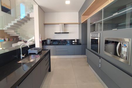 Casa de condomínio à venda com 340m², 4 quartos e 4 vagas Casa de condomínio à venda com 340m², 4 quartos e 4 vagasCozinha