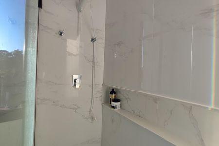 Casa de condomínio à venda com 340m², 4 quartos e 4 vagas Casa de condomínio à venda com 340m², 4 quartos e 4 vagasBanheiro Suíte 4