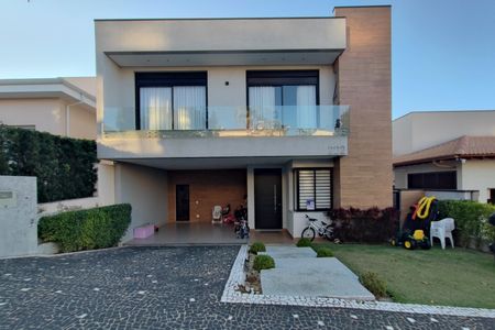 Casa de condomínio à venda com 340m², 4 quartos e 4 vagas Casa de condomínio à venda com 340m², 4 quartos e 4 vagasFachada