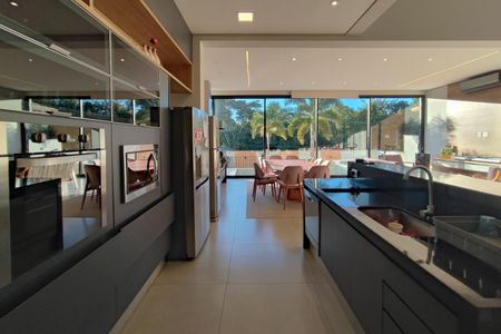 Casa de condomínio à venda com 340m², 4 quartos e 4 vagas Casa de condomínio à venda com 340m², 4 quartos e 4 vagasCozinha