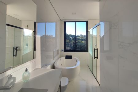Casa de condomínio à venda com 340m², 4 quartos e 4 vagas Casa de condomínio à venda com 340m², 4 quartos e 4 vagasBanheiro Suíte 4