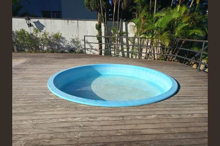 Apartamento para alugar com 285m², 3 quartos e 4 vagas Apartamento para alugar com 285m², 3 quartos e 4 vagasÁrea comum - Piscina