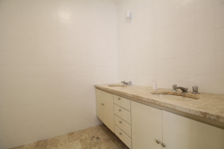 Apartamento para alugar com 285m², 3 quartos e 4 vagasBanheiro Social 2