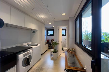 Apartamento à venda com 267m², 4 quartos e 4 vagas Apartamento à venda com 267m², 4 quartos e 4 vagasÁrea de serviço