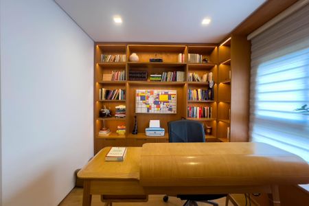 Apartamento à venda com 267m², 4 quartos e 4 vagas Apartamento à venda com 267m², 4 quartos e 4 vagasEscritório