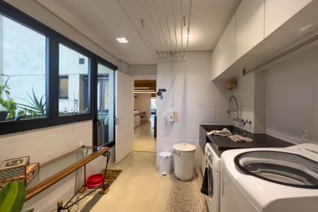 Apartamento à venda com 267m², 4 quartos e 4 vagas Apartamento à venda com 267m², 4 quartos e 4 vagasÁrea de serviço